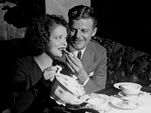 Clara_Bow_Eat-3