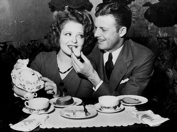 Clara_Bow_Eat-4