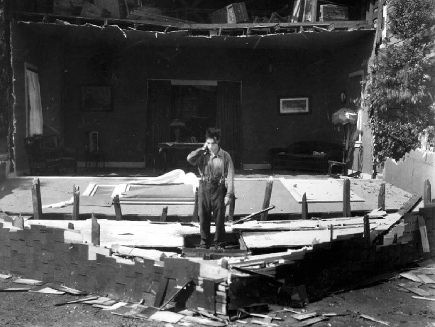 Steamboat_Bill,_Jr.