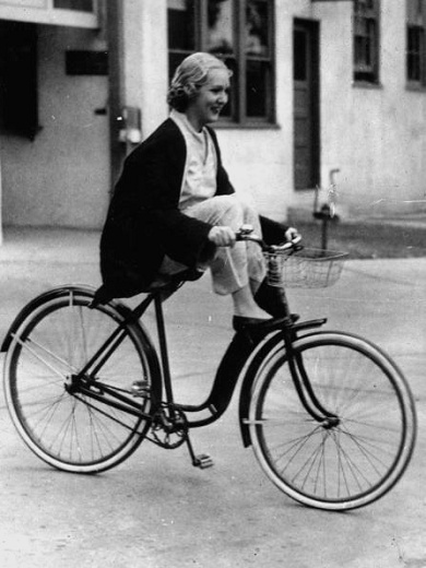 Mary_Pickford_Bicycle-2