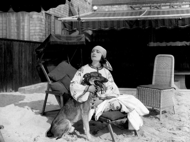 Pola_Negri_Dog-11