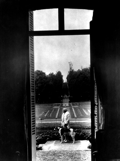 Pola_Negri_Dog-5