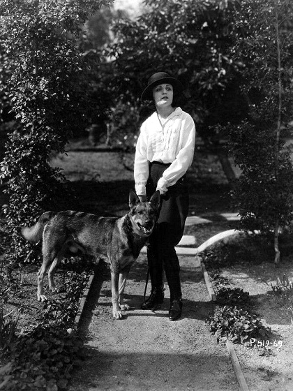Pola_Negri_Dog-6
