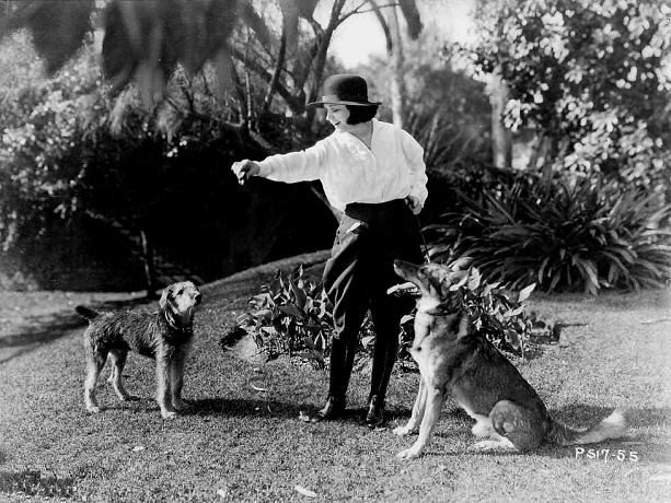 Pola_Negri_Dog-8
