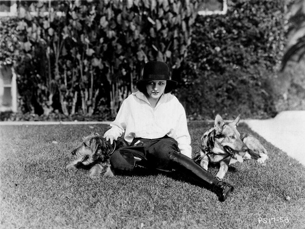 Pola_Negri_Dog-9